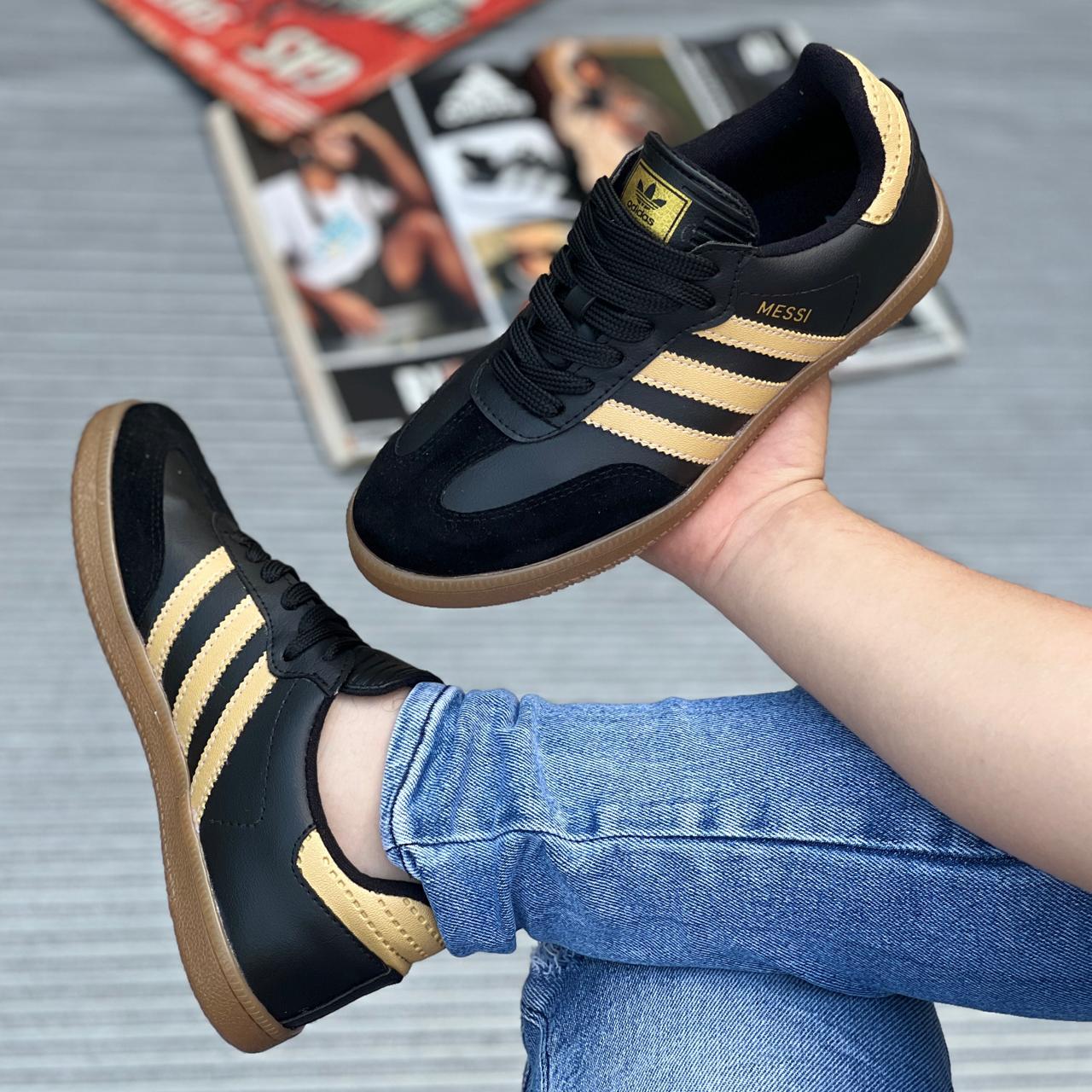 ¡⚡️ Descubre las nuevas Samba Messi x Adidas! 🕶️👟 El estilo clásico se reinventa con la leyenda del fútbol. 🌟⚽️
