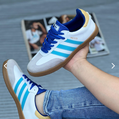¡⚡️ Descubre las nuevas Samba Messi x Adidas! 🕶️👟 El estilo clásico se reinventa con la leyenda del fútbol. 🌟⚽️