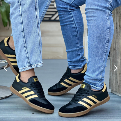 ¡⚡️ Descubre las nuevas Samba Messi x Adidas! 🕶️👟 El estilo clásico se reinventa con la leyenda del fútbol. 🌟⚽️
