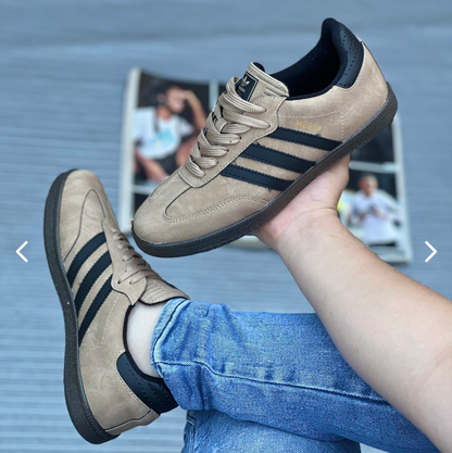 ¡⚡️ Descubre las nuevas Samba Messi x Adidas! 🕶️👟 El estilo clásico se reinventa con la leyenda del fútbol. 🌟⚽️